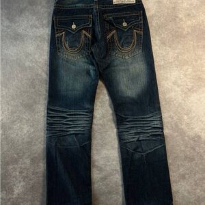 TRUE RELIGION BILLY SUPER T
Whisker Denim Easy Fit 32x33 Size